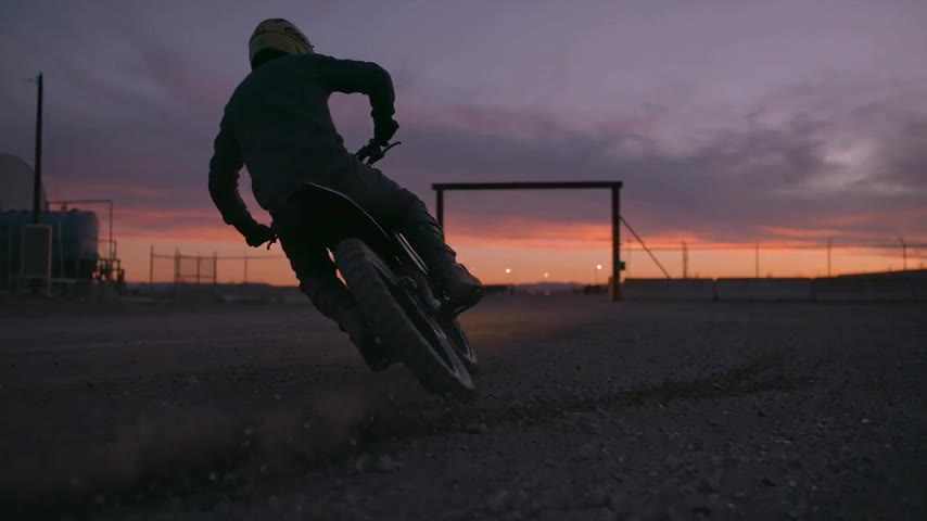バイクのスライド突破｜曲がって抜けるの作例